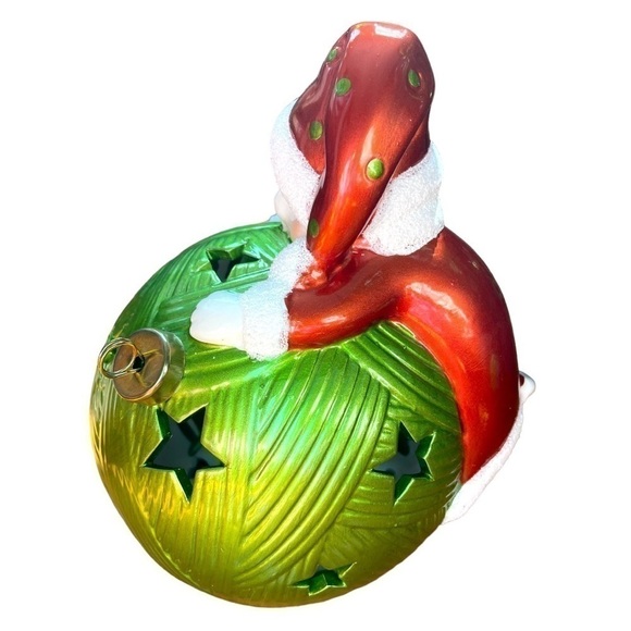 Home Reflections cat with yarn ornament, battery operated - Picture 7 of 9